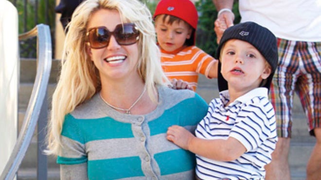 Britney Spears Blond with sons 640